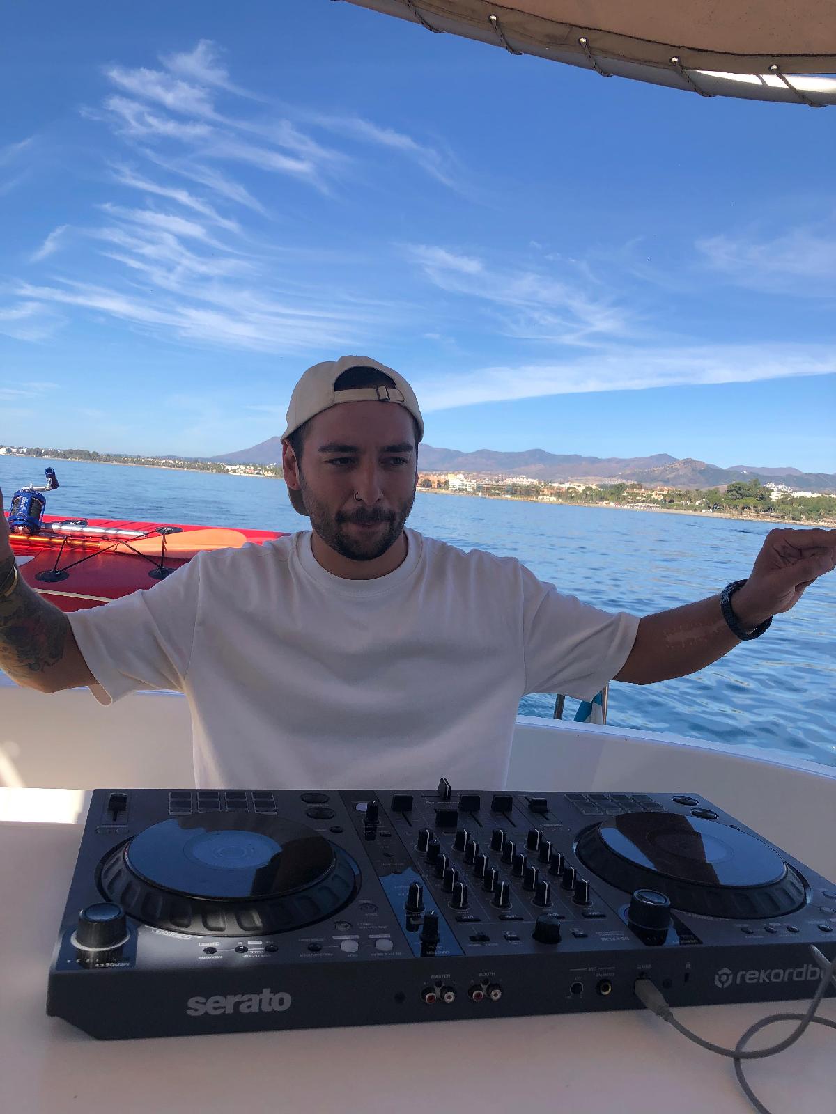 DJ en catamarán
